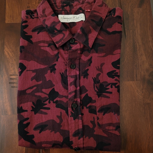 Sovereign Code Red and Black Design Button Down XL - Picture 3 of 3